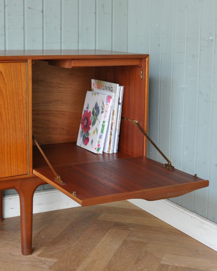 サイドボード　アンティーク家具　マッキントッシュ社のヴィンテージサイドボード。右側の扉内は、高さがあるので雑誌やワインボトルなど背の高いものが収納できます。(x-866-f)