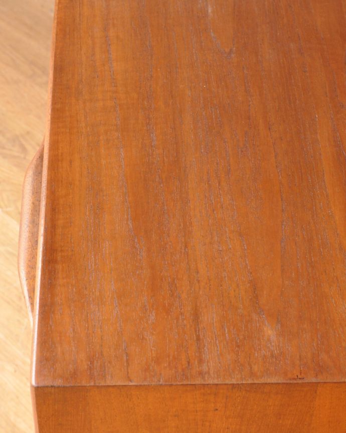 サイドボード　アンティーク家具　マッキントッシュ社のヴィンテージサイドボード。天板の角は、キリッと立ったデザイン。(x-866-f)