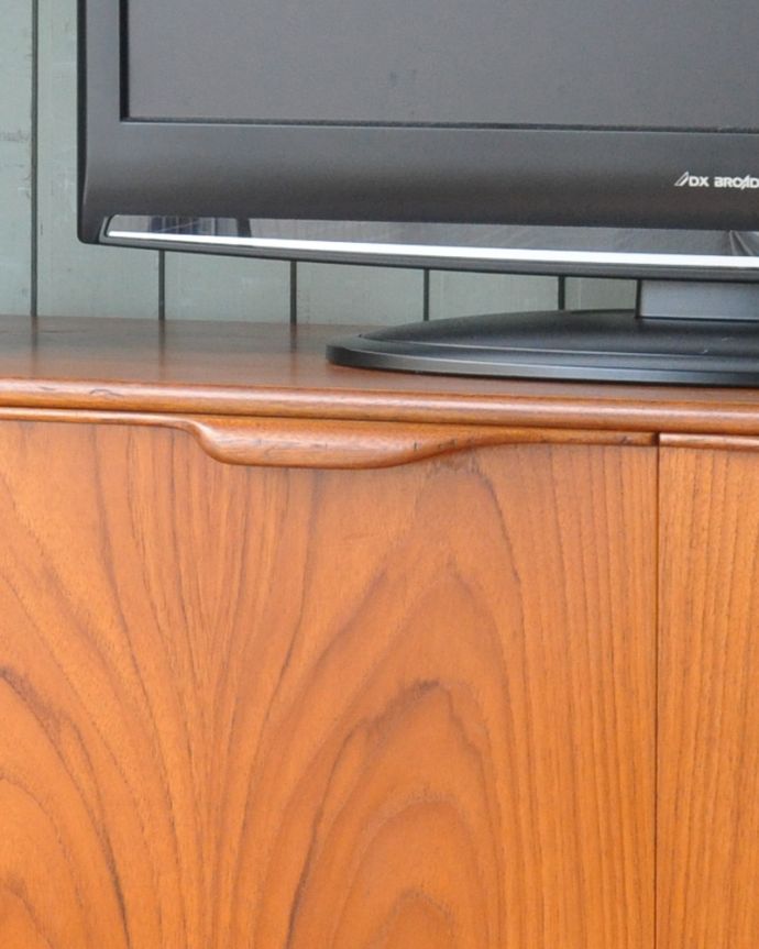 サイドボード　アンティーク家具　マッキントッシュ社のヴィンテージサイドボード。開閉しやすい形の取っ手です。(x-866-f)