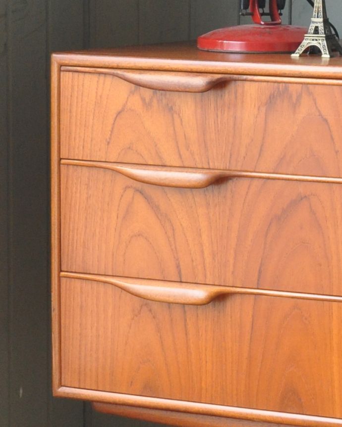 サイドボード　アンティーク家具　マッキントッシュ社のヴィンテージサイドボード。引き出しと扉の取っ手はお揃いのデザインになっています。(x-866-f)