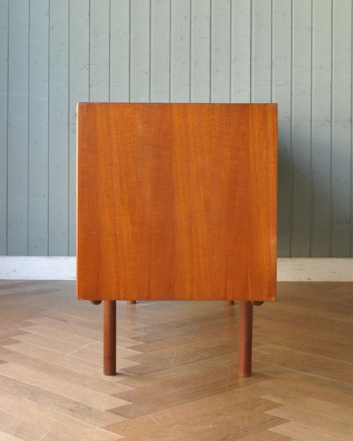 サイドボード　アンティーク家具　マッキントッシュ社のヴィンテージサイドボード。サイドから見てもキレイな状態です。(x-866-f)