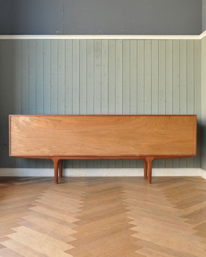 サイドボード　アンティーク家具　マッキントッシュ社のヴィンテージサイドボード。アンティークは新品ではないので、もちろん経年変化によるキズはありますが、専門の職人が目立たないようキレイにお直しをしているので、後姿までキレイです。(x-866-f)