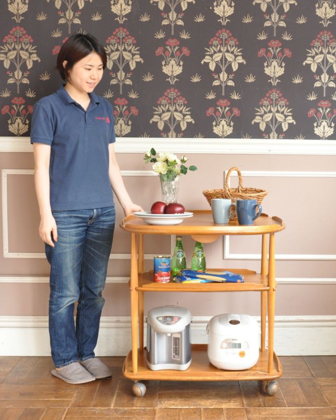 アーコールの家具　アンティーク家具　３つのサイズに切り替えができるERCOL社のヴィンテージワゴンテーブル。コロコロ転がせば移動も楽チン！可愛いので毎日使いたくなります。(x-867-f)