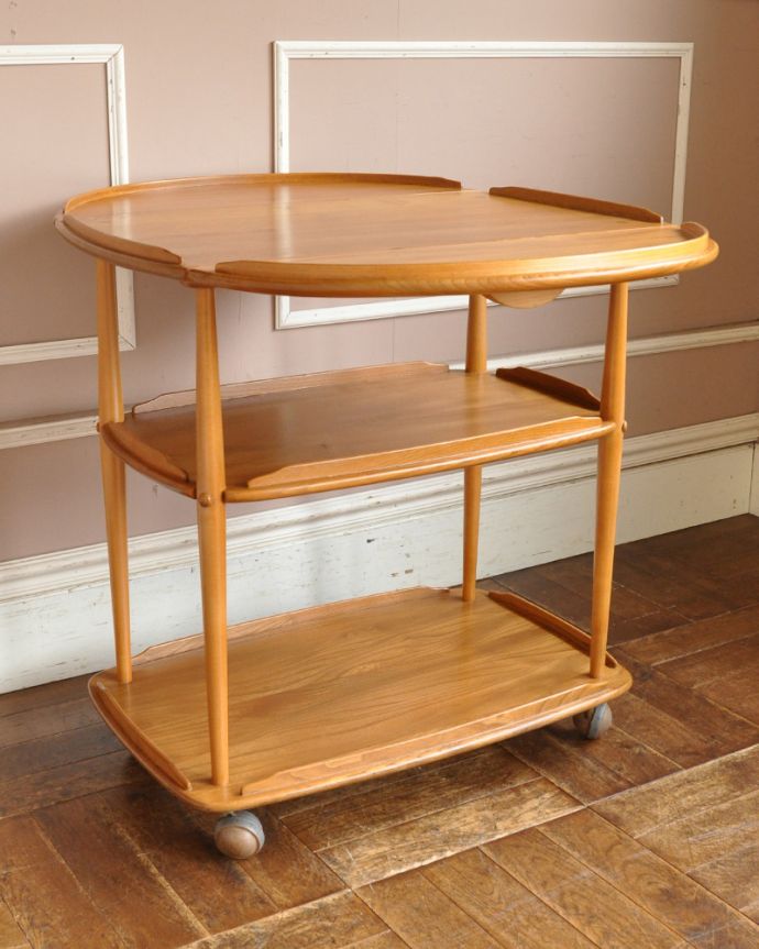 アーコールの家具　アンティーク家具　３つのサイズに切り替えができるERCOL社のヴィンテージワゴンテーブル。３段になっているので収納力があります。(x-867-f)