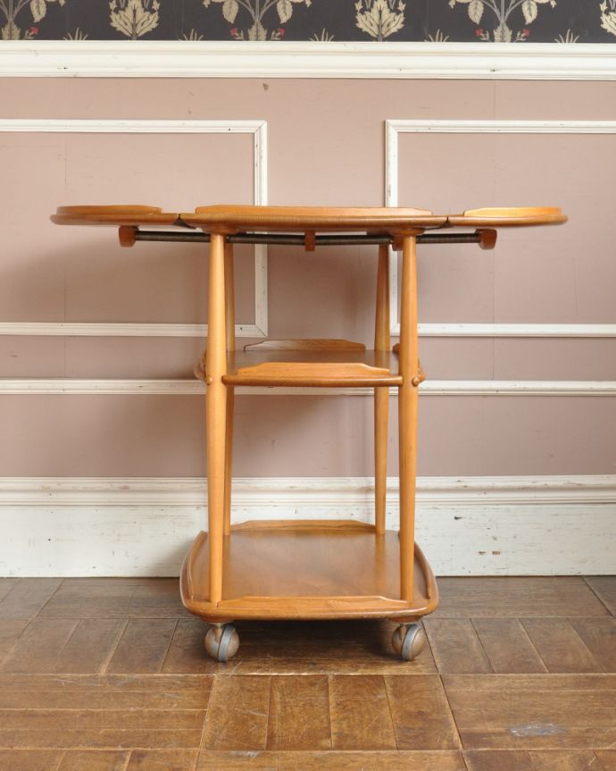 アーコールの家具　アンティーク家具　３つのサイズに切り替えができるERCOL社のヴィンテージワゴンテーブル。段の棚になっているので収納力があります。(x-867-f)