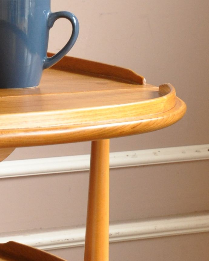 アーコールの家具　アンティーク家具　３つのサイズに切り替えができるERCOL社のヴィンテージワゴンテーブル。載せたものが落ちないように、盾が入っています。(x-867-f)