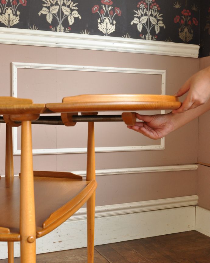 アーコールの家具　アンティーク家具　３つのサイズに切り替えができるERCOL社のヴィンテージワゴンテーブル。バタフライ式になっています。(x-867-f)