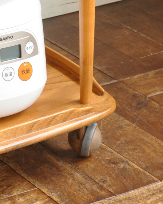 アーコールの家具　アンティーク家具　３つのサイズに切り替えができるERCOL社のヴィンテージワゴンテーブル。きちんと調整したので、新しいものと比べるとスムーズではありませんが、ちゃんと動きます。(x-867-f)