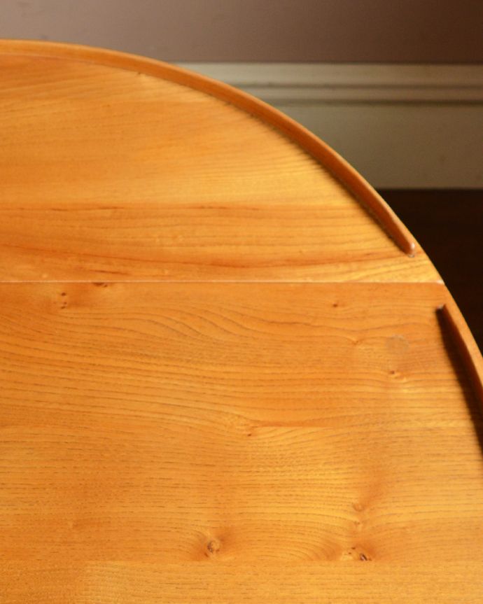 アーコールの家具　アンティーク家具　３つのサイズに切り替えができるERCOL社のヴィンテージワゴンテーブル。丸い天板は、角がないので小さなお子様がいるご家庭にも安心してお使い頂けます。(x-867-f)