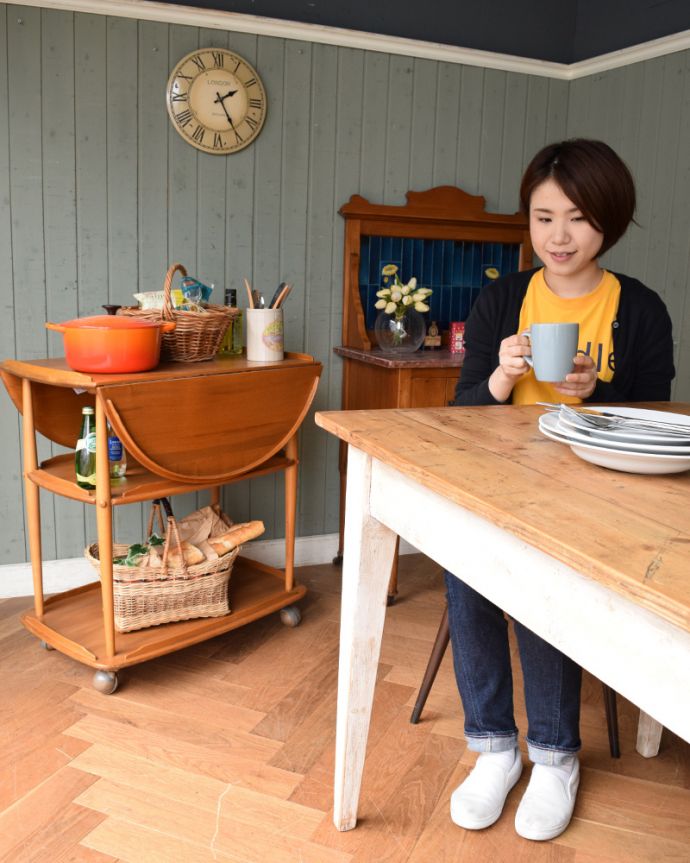 アーコールの家具　アンティーク家具　３つのサイズに切り替えができるERCOL社のヴィンテージワゴンテーブル。テーブルの横でスタンバイ。(x-867-f)