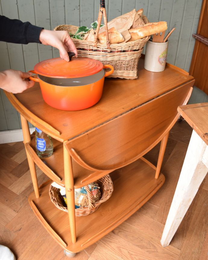 アーコールの家具　アンティーク家具　３つのサイズに切り替えができるERCOL社のヴィンテージワゴンテーブル。テーブルの上に乗り切らない！そんな時はワゴンが大活躍です。(x-867-f)