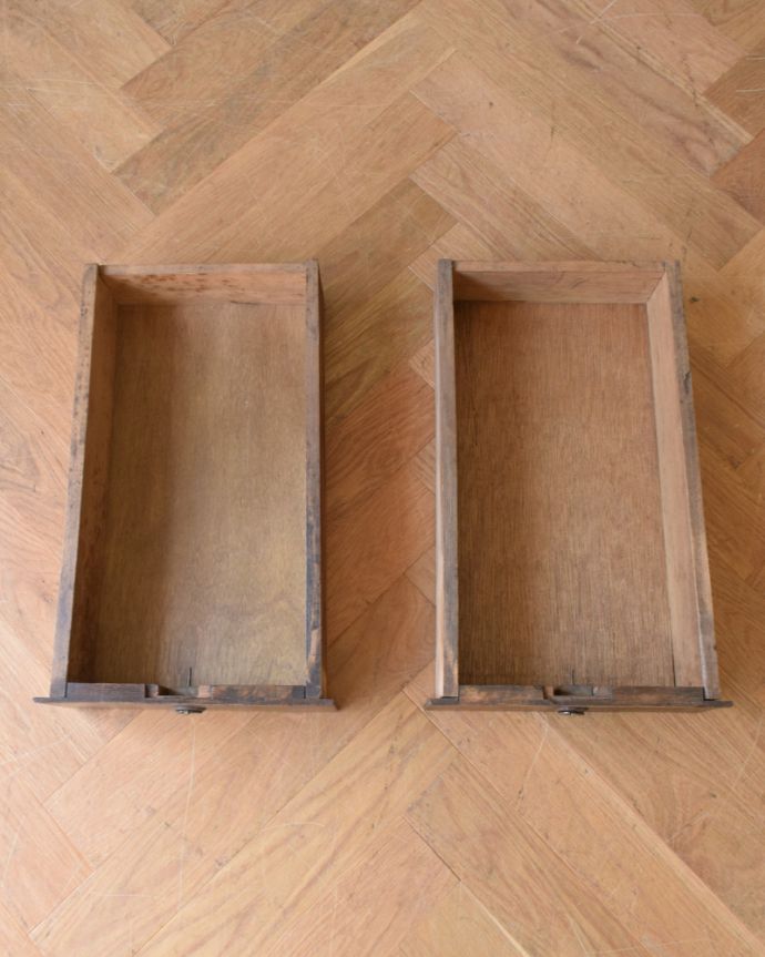 アンティークのデスク・書斎机 アンティーク家具 フランス輸入の脚がキレイなアンティーク家具、テーブルにもデスクにもなる使えるサイズ。ペンやハンコなどを入れるのに便利です。(x-868-f)