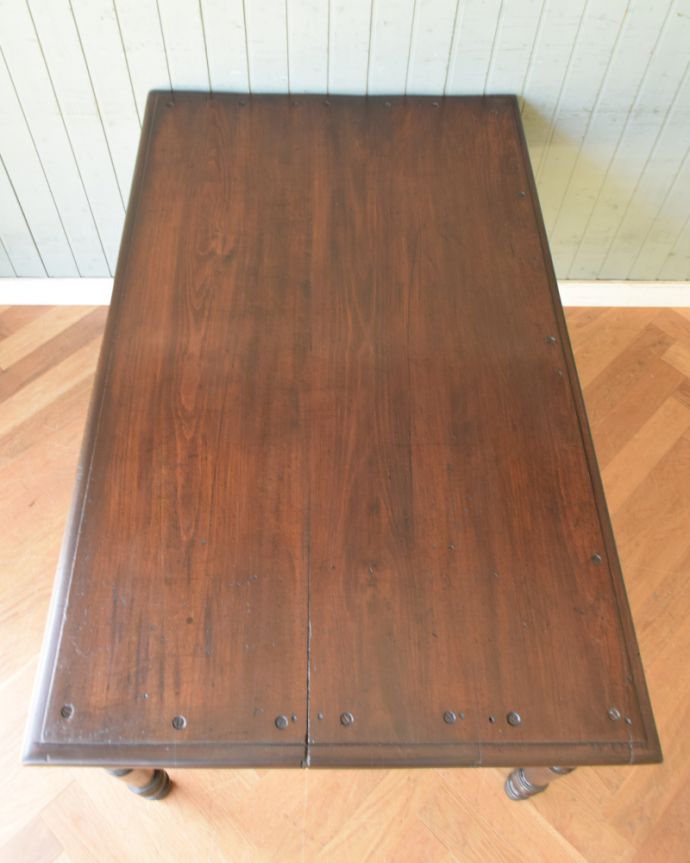 アンティークのデスク・書斎机 アンティーク家具 フランス輸入の脚がキレイなアンティーク家具、テーブルにもデスクにもなる使えるサイズ。広い天板は作業がしやすくて重宝します!きちんとお直ししているので、ご安心ください。(x-868-f)