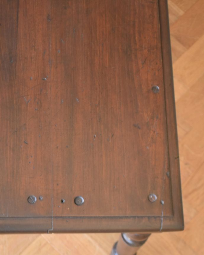 アンティークのデスク・書斎机 アンティーク家具 フランス輸入の脚がキレイなアンティーク家具、テーブルにもデスクにもなる使えるサイズ。天板にもカッティングが施されていて、お洒落です。(x-868-f)