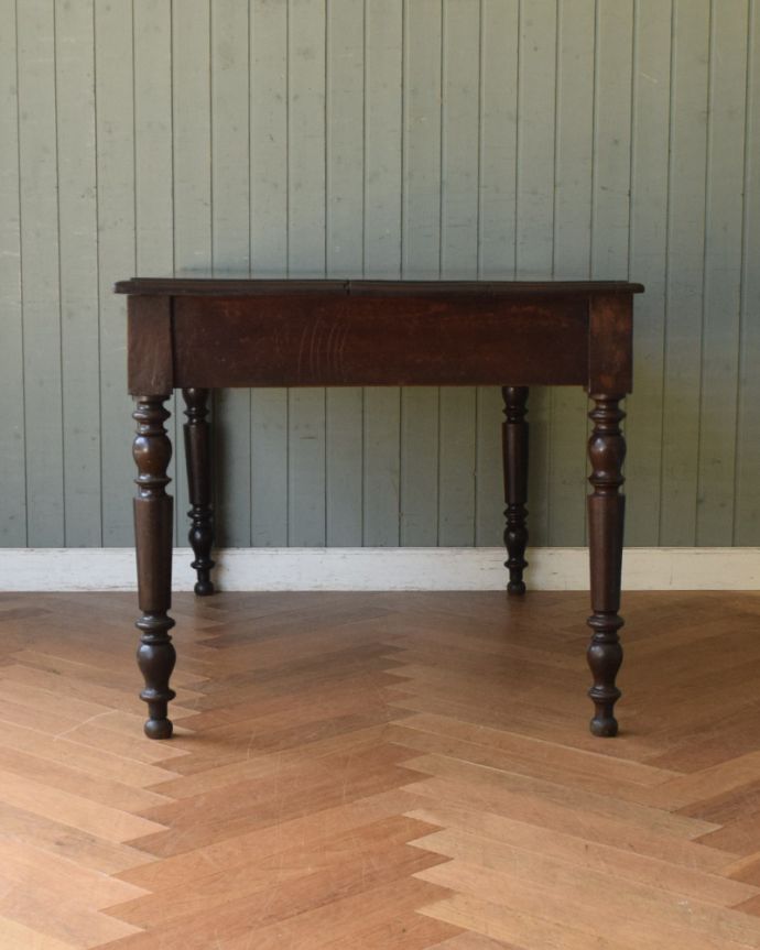 アンティークのデスク・書斎机 アンティーク家具 フランス輸入の脚がキレイなアンティーク家具、テーブルにもデスクにもなる使えるサイズ。サイドも木目が美しいです。(x-868-f)