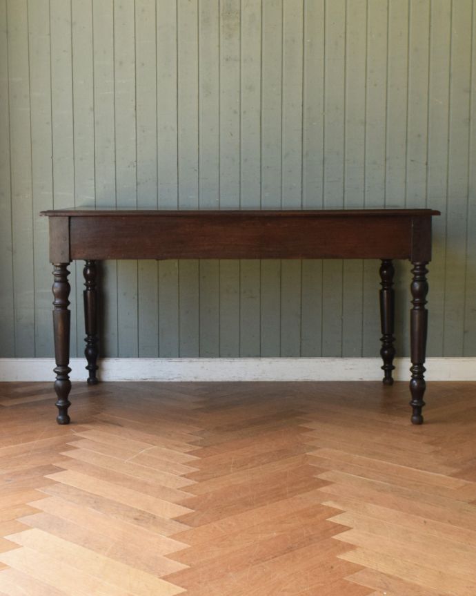 アンティークのデスク・書斎机 アンティーク家具 フランス輸入の脚がキレイなアンティーク家具、テーブルにもデスクにもなる使えるサイズ。きちんとメンテナンスしてあるので、裏側もキレイです。(x-868-f)