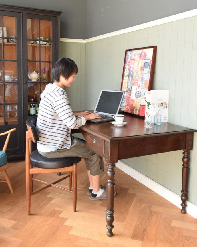 アンティークのデスク・書斎机 アンティーク家具 フランス輸入の脚がキレイなアンティーク家具、テーブルにもデスクにもなる使えるサイズ。シンプルなので男女共に似合うデザインです。(x-868-f)