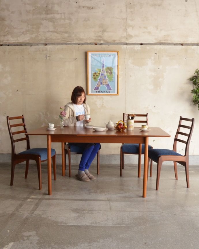 ロイドテーブル　アンティーク家具　食卓で使えるエクステンションテーブル、マッキントッシュのヴィンテージ家具。広げるとこ〜んなに広くなります！急な来客があっても、このテーブルがあれば安心！４〜６人で使えます。(x-870-f)