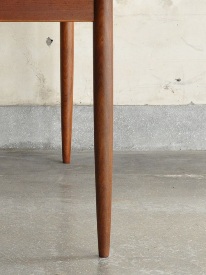 G-PLAN(Gプラン)　アンティーク家具　G-planのヴィンテージ家具、チーク材の伸張式のダイニングテーブル。脚はすらっとシンプルなデザインです。(x-871-f)