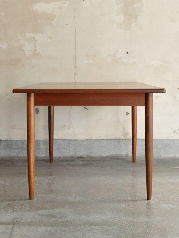 G-PLAN(Gプラン)　アンティーク家具　G-planのヴィンテージ家具、チーク材の伸張式のダイニングテーブル。閉じるとコンパクトになるのでアパートや一人住まいの方にもオススメ！。(x-871-f)