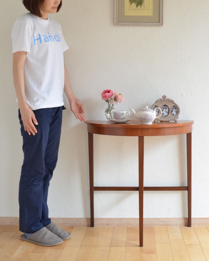 ロイドテーブル　アンティーク家具　ヴィンテージの北欧インテリア、半月型のコンソールテーブル（サイドテーブル）。そっと壁に付けて置くだけで、オシャレな雰囲気に。(x-872-f)