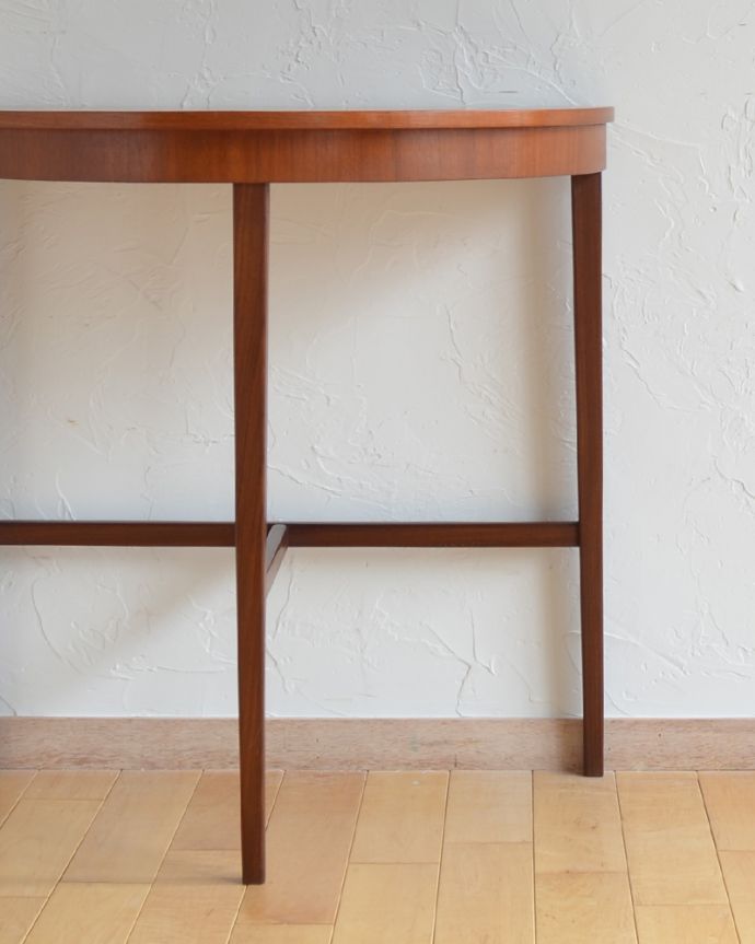 ロイドテーブル　アンティーク家具　ヴィンテージの北欧インテリア、半月型のコンソールテーブル（サイドテーブル）。脚が細いので、シルエットがとても素敵なんです。(x-872-f)