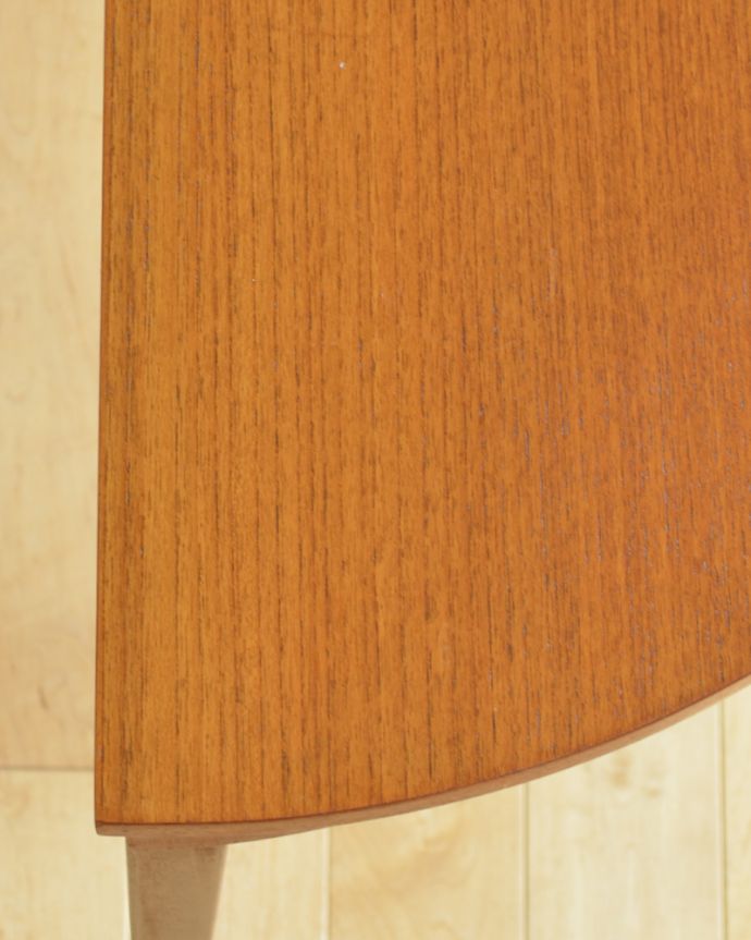 ロイドテーブル　アンティーク家具　ヴィンテージの北欧インテリア、半月型のコンソールテーブル（サイドテーブル）。壁に付けると、角が立たないので、小さなお子さまがいるお家でも安心してお使い頂けます。(x-872-f)