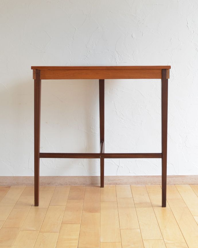 ロイドテーブル　アンティーク家具　ヴィンテージの北欧インテリア、半月型のコンソールテーブル（サイドテーブル）。アンティークは新品ではないので、もちろん経年変化によるキズはありますが、専門の職人が目立たないようキレイにお直しをしているので、後姿までキレイです。(x-872-f)