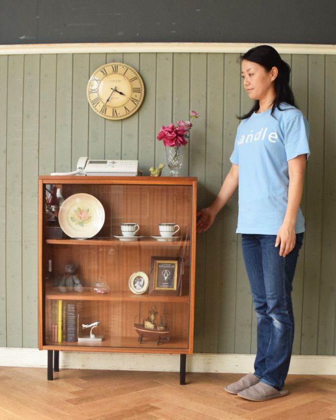 アンティークのキャビネット　アンティーク家具　北欧スタイルのヴィンデージ家具、小さいからどこでも置けちゃうグラスキャビネット。リビングの電話台にもオススメです。(x-882-f)