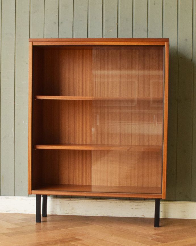 アンティークのキャビネット　アンティーク家具　北欧スタイルのヴィンデージ家具、小さいからどこでも置けちゃうグラスキャビネット。扉の奥はたっぷり収納。(x-882-f)