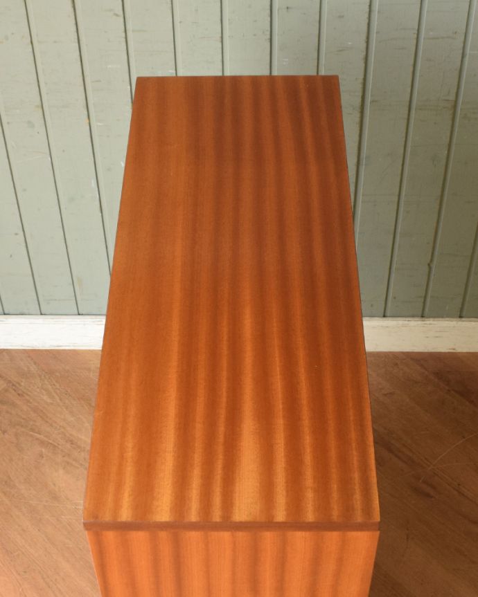 アンティークのキャビネット　アンティーク家具　北欧スタイルのヴィンデージ家具、小さいからどこでも置けちゃうグラスキャビネット。天板もキレイに塗装を仕上げました。(x-882-f)