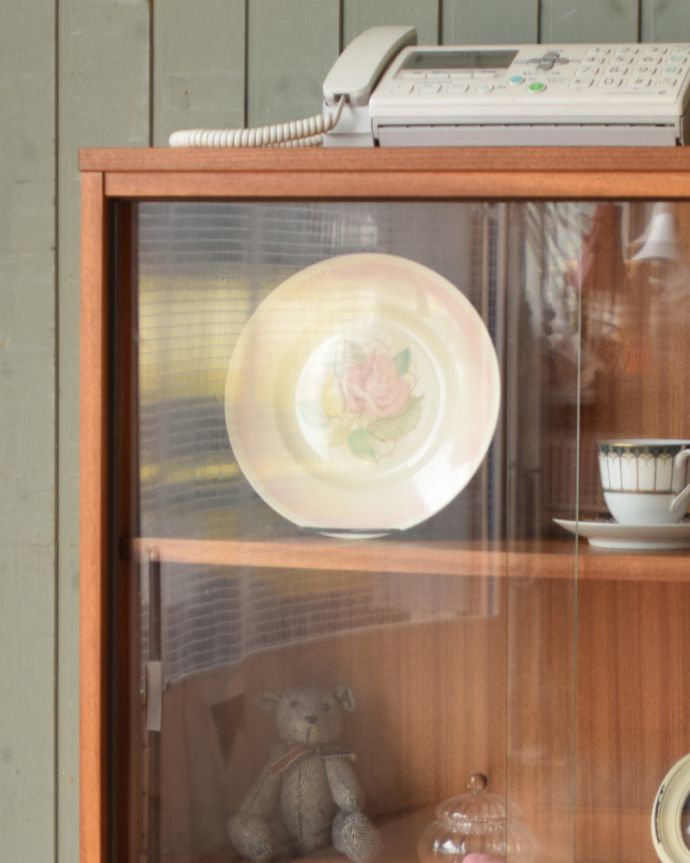 アンティークのキャビネット　アンティーク家具　北欧スタイルのヴィンデージ家具、小さいからどこでも置けちゃうグラスキャビネット。ガラスの扉もアンティークのものをそのまま使用しています。(x-882-f)