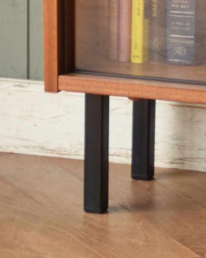 アンティークのキャビネット　アンティーク家具　北欧スタイルのヴィンデージ家具、小さいからどこでも置けちゃうグラスキャビネット。脚はすっきりしたデザインです。(x-882-f)