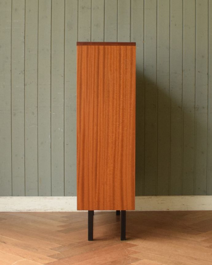 アンティークのキャビネット　アンティーク家具　北欧スタイルのヴィンデージ家具、小さいからどこでも置けちゃうグラスキャビネット。サイドから見てもキレイな状態です。(x-882-f)