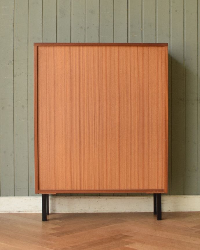 アンティークのキャビネット　アンティーク家具　北欧スタイルのヴィンデージ家具、小さいからどこでも置けちゃうグラスキャビネット。アンティークは新品ではないので、もちろん経年変化によるキズはありますが、専門の職人が目立たないようキレイにお直しをしているので、後姿までキレイです。(x-882-f)