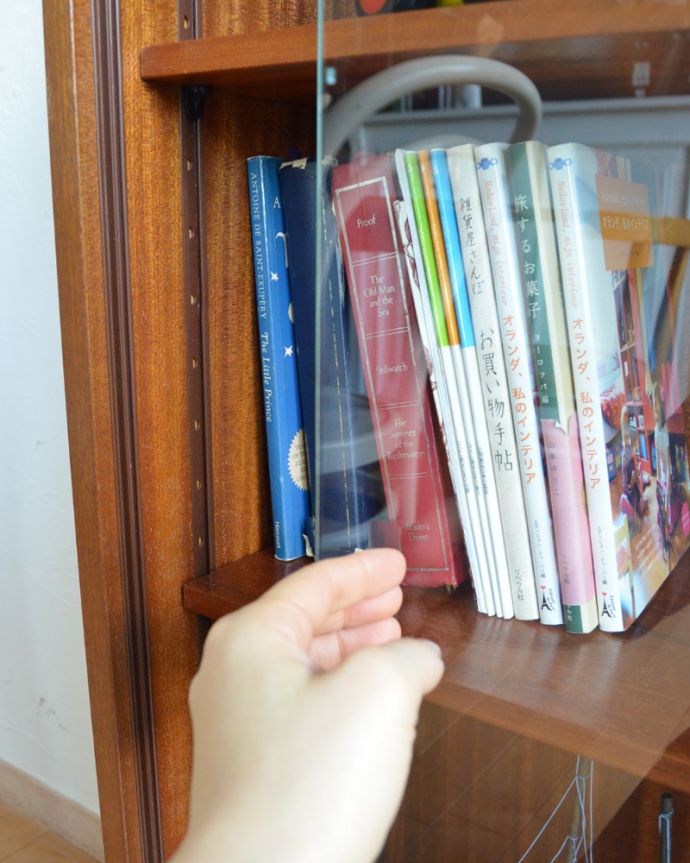 アンティークのキャビネット　アンティーク家具　北欧スタイルのヴィンデージ家具、小さいからどこでも置けちゃうグラスキャビネット。ガラス戸は指を引っ掛けてスライドさせると開閉出来ます。(x-882-f)