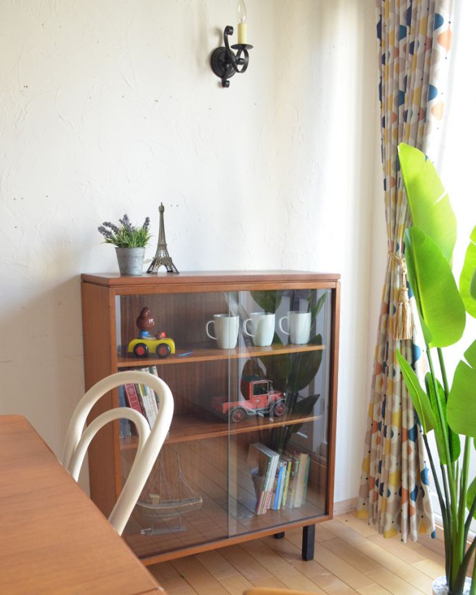 アンティークのキャビネット　アンティーク家具　北欧スタイルのヴィンデージ家具、小さいからどこでも置けちゃうグラスキャビネット。スッキリとしたカッコよさが魅力のおシャレ家具シンプルなデザインのガラスのキャビネットはとにかく人気。(x-882-f)