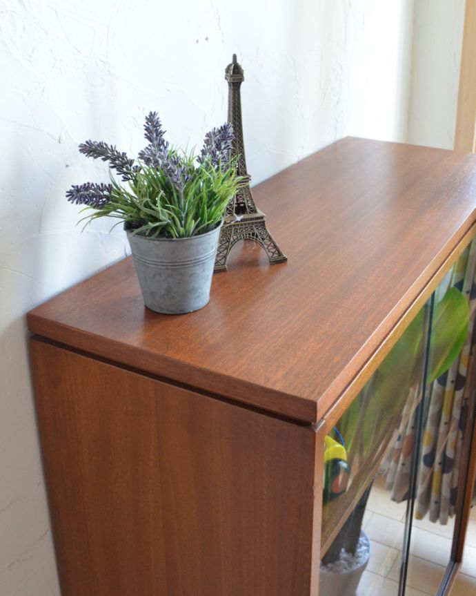 アンティークのキャビネット　アンティーク家具　北欧スタイルのヴィンデージ家具、小さいからどこでも置けちゃうグラスキャビネット。天板もキレイ！実用的に使って下さい。(x-882-f)