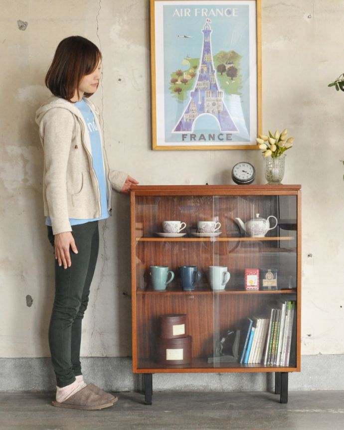 アンティークのキャビネット　アンティーク家具　シンプルなアンティーク家具、北欧スタイルのグラスキャビネット（本棚）。リビングの電話台にもオススメです。(x-883-f)