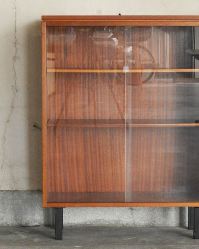 アンティークのキャビネット　アンティーク家具　シンプルなアンティーク家具、北欧スタイルのグラスキャビネット（本棚）。北欧家具のお部屋にピッタリ！男女ともに人気のシンプルでスタイリッシュなインテリアです。(x-883-f)