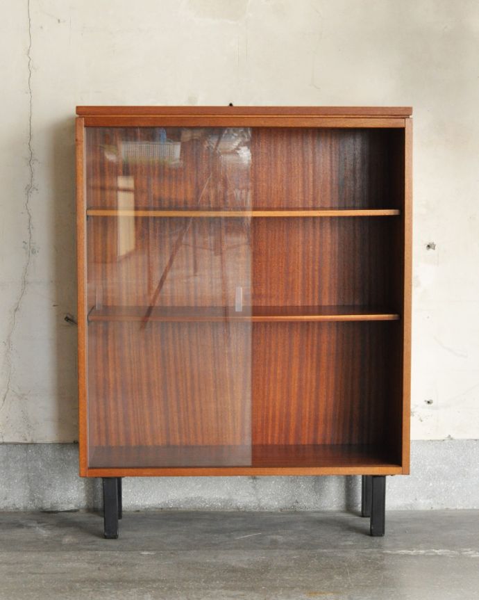 アンティークのキャビネット　アンティーク家具　シンプルなアンティーク家具、北欧スタイルのグラスキャビネット（本棚）。扉の奥はたっぷり収納。(x-883-f)