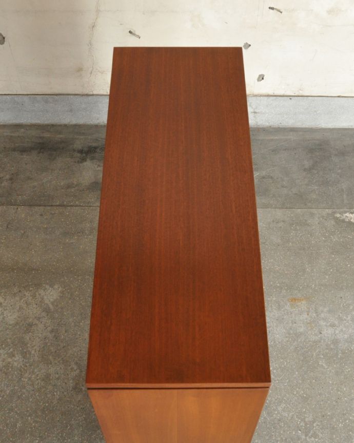 アンティークのキャビネット　アンティーク家具　シンプルなアンティーク家具、北欧スタイルのグラスキャビネット（本棚）。天板もキレイに塗装を仕上げました。(x-883-f)