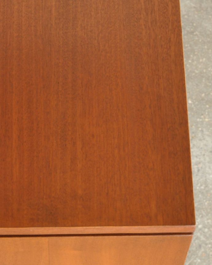 アンティークのキャビネット　アンティーク家具　シンプルなアンティーク家具、北欧スタイルのグラスキャビネット（本棚）。木目の表情がよく出ています。(x-883-f)