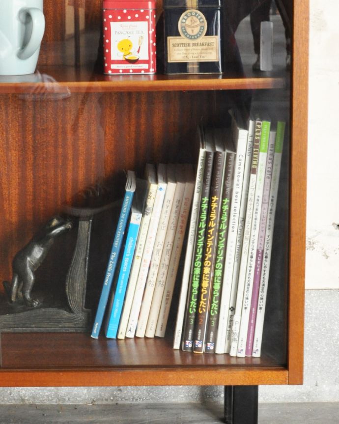 アンティークのキャビネット　アンティーク家具　シンプルなアンティーク家具、北欧スタイルのグラスキャビネット（本棚）。雑誌も文庫本もきちんと収まります。(x-883-f)
