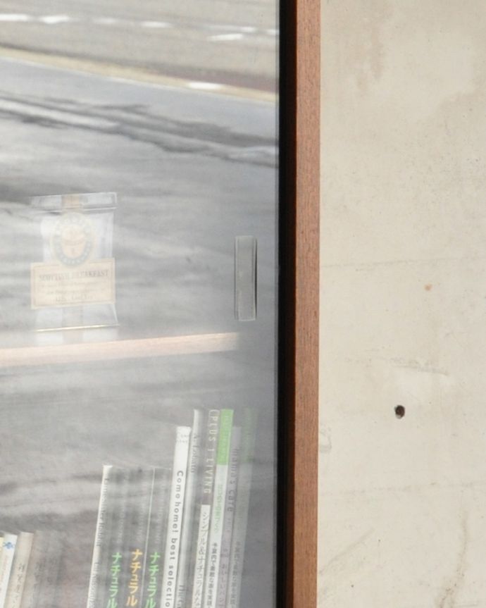 アンティークのキャビネット　アンティーク家具　シンプルなアンティーク家具、北欧スタイルのグラスキャビネット（本棚）。取っ手はこのようなカットになっています。(x-883-f)