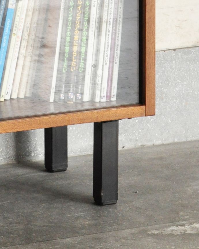 アンティークのキャビネット　アンティーク家具　シンプルなアンティーク家具、北欧スタイルのグラスキャビネット（本棚）。脚はすっきりしたデザインです。(x-883-f)