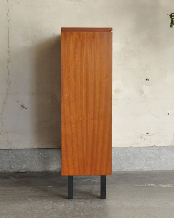 アンティークのキャビネット　アンティーク家具　シンプルなアンティーク家具、北欧スタイルのグラスキャビネット（本棚）。サイドから見てもキレイな状態です。(x-883-f)