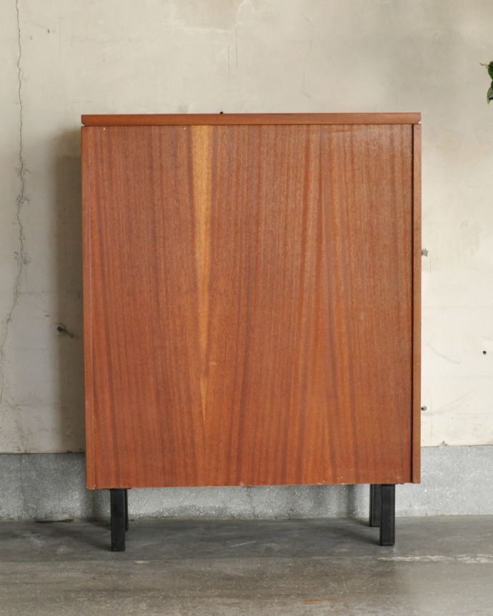 アンティークのキャビネット　アンティーク家具　シンプルなアンティーク家具、北欧スタイルのグラスキャビネット（本棚）。アンティークは新品ではないので、もちろん経年変化によるキズはありますが、専門の職人が目立たないようキレイにお直しをしているので、後姿までキレイです。(x-883-f)