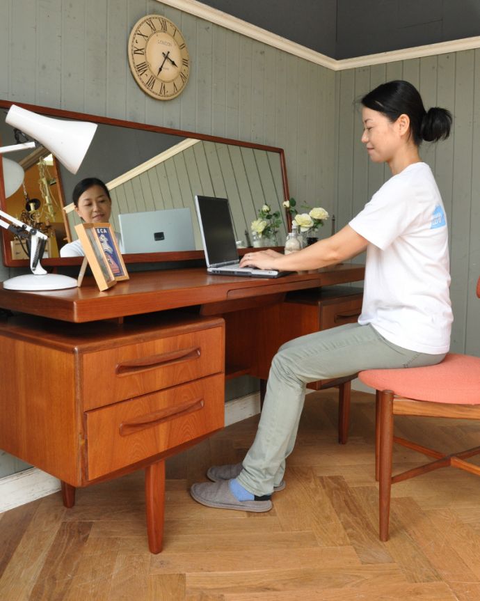 G-PLAN(Gプラン)　アンティーク家具　G-PLANのヴィンテージ家具、デスクにもおススメのフレスコシリーズのドレッサー。パソコンなどを置いてちょっとした作業スペースにもなります。(x-886-f)