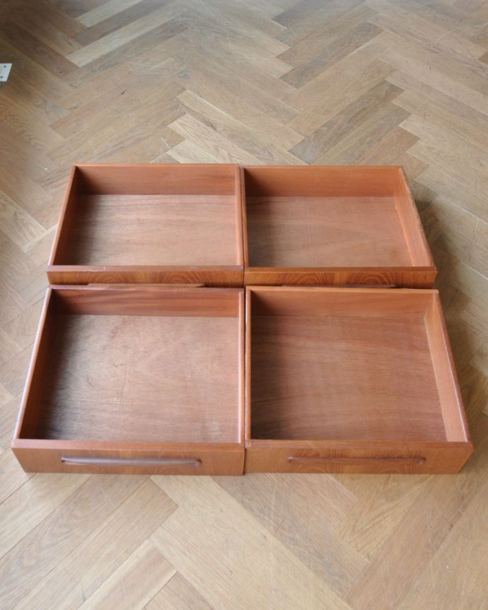 G-PLAN(Gプラン)　アンティーク家具　G-PLANのヴィンテージ家具、デスクにもおススメのフレスコシリーズのドレッサー。引き出しがあるので細かいものもしまえてとっても便利です。(x-886-f)